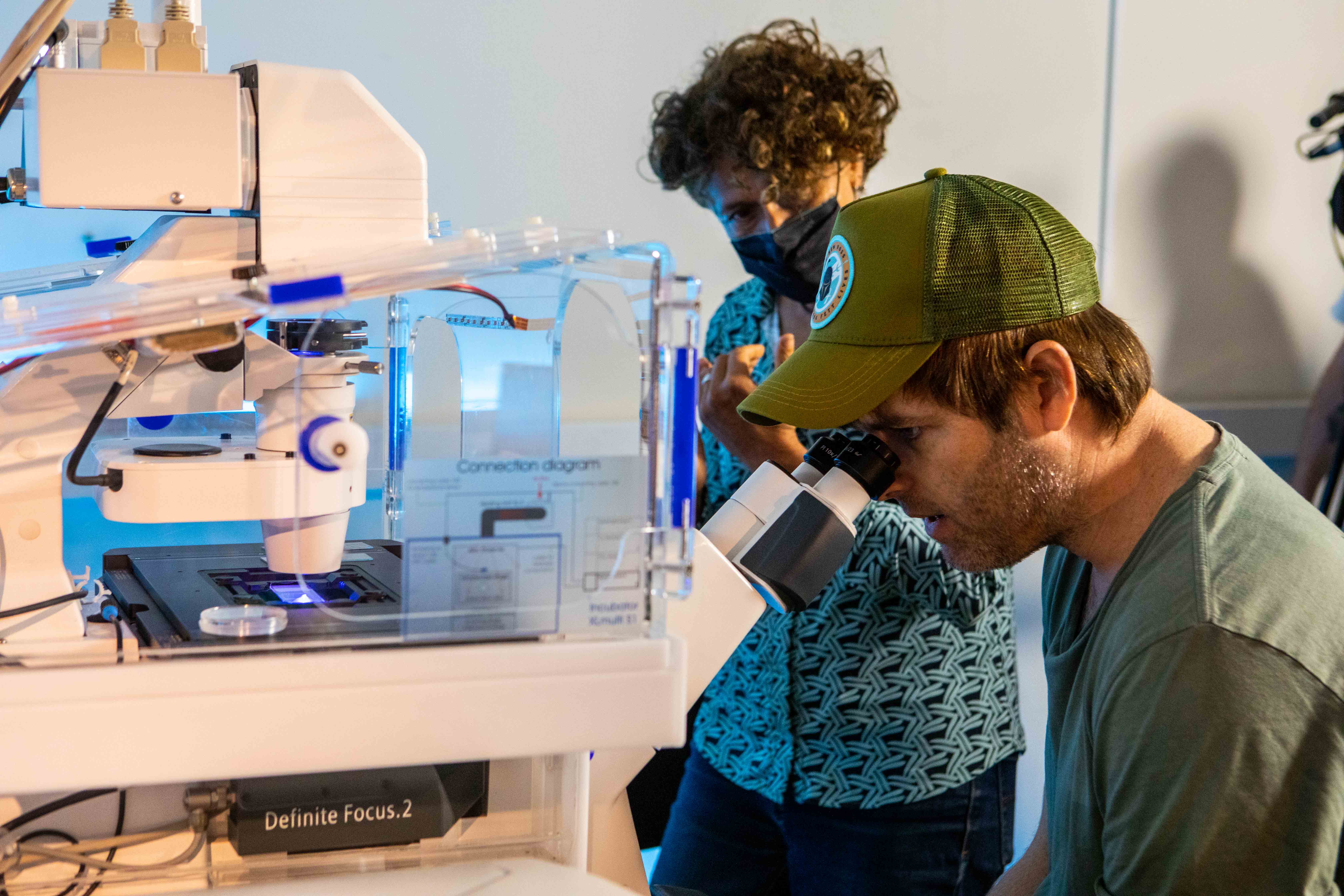 Andrea Gamarnik y Benjamin Amadeo en el laboratorio de microscopia