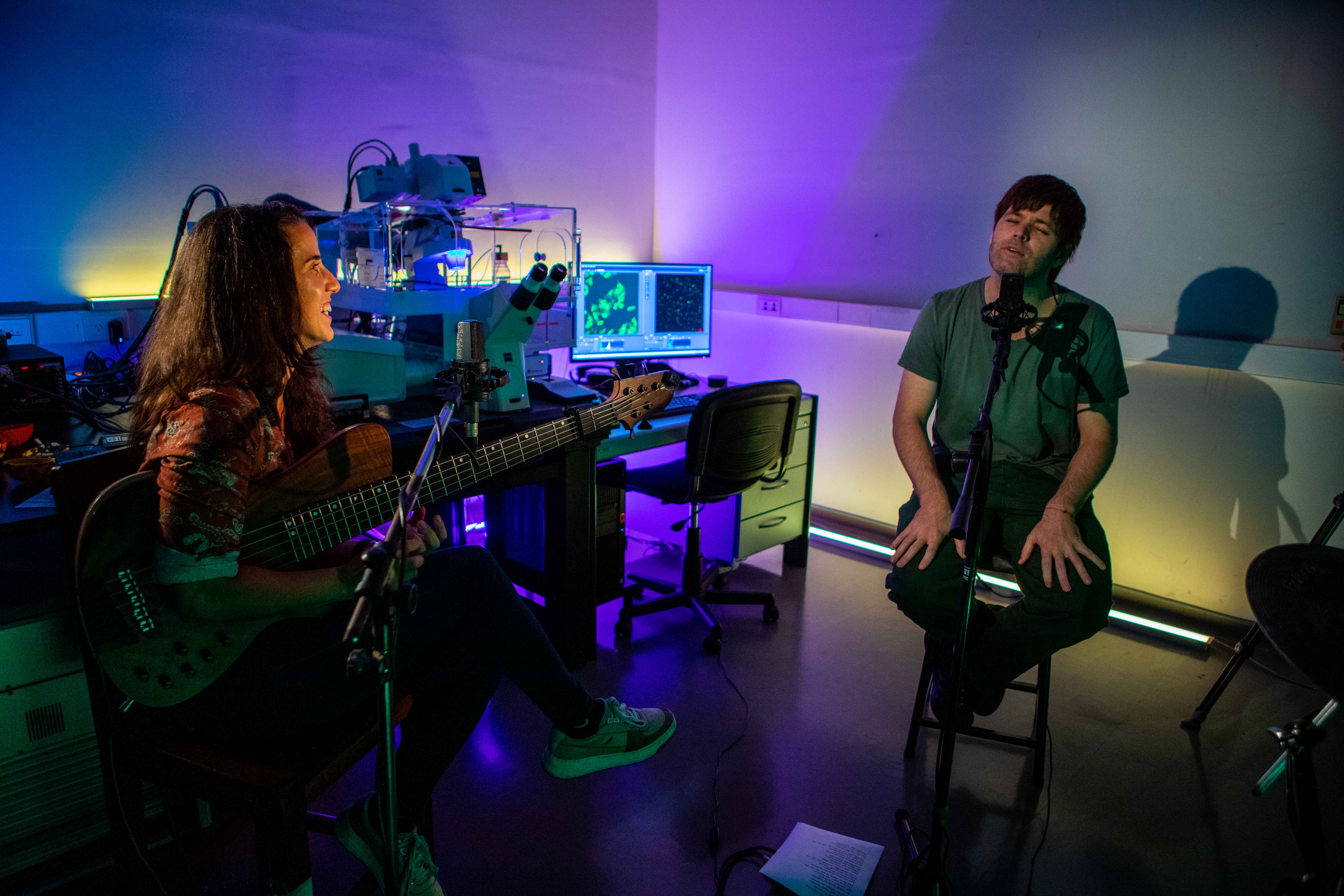 músicos en el laboratorio